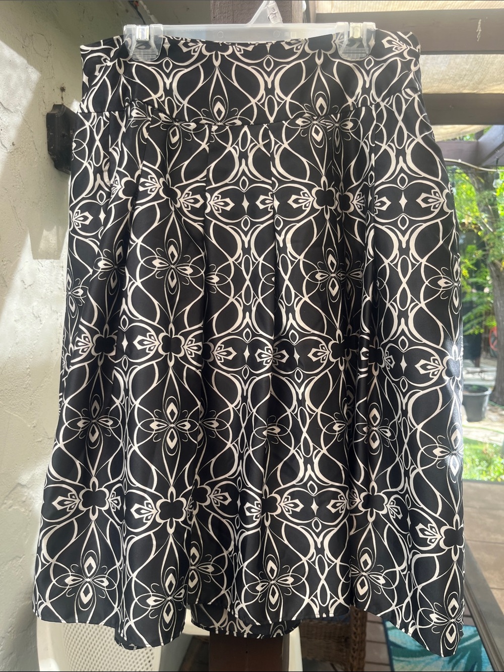 Mossimo Black Cream Geometric Pleated Satin A-Line Midi Skirt 15” waist EUC